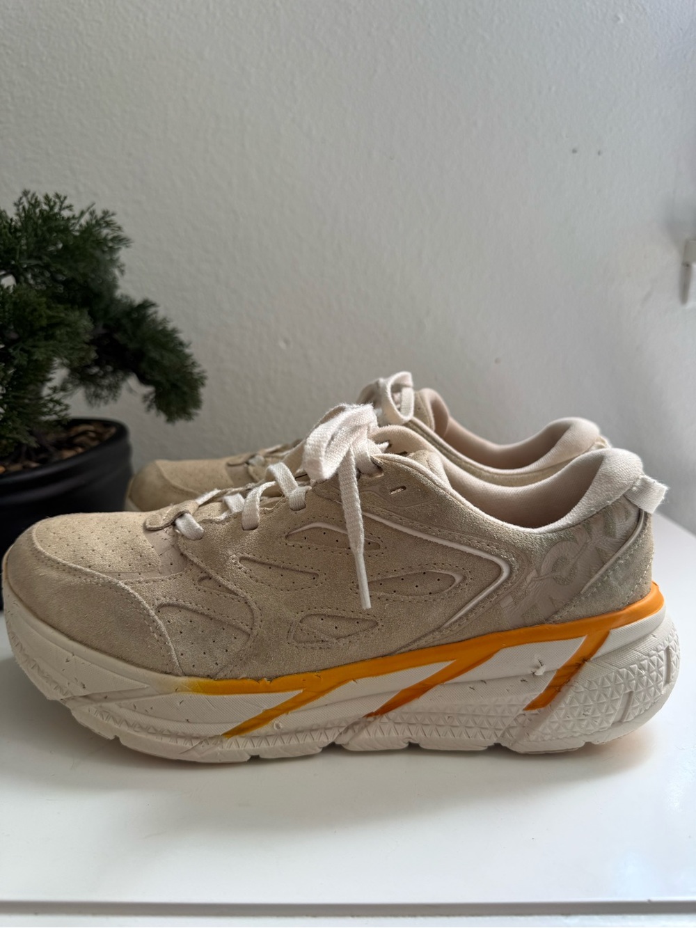 Hoka Clifton L men size 8.5 Beige Suede Athletic Sneakers with Yellow Accent - Picture 4 of 14
